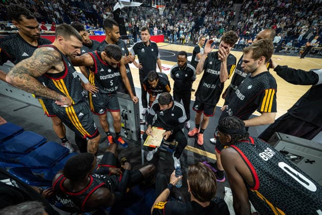 Basketball Hamburg 22.08.2026 Turkish Airlines Supercup 2026 Finale Deutschland (GER) - Kroatien (CRO) Auszeit Alex Mumbru (Deutschland, Bundestrainer) *** Basketball Hamburg, August 22, 2026; Turkish Airlines Supercup 2026 Final: Germany (GER) vs. Croatia (CRO); Timeout called by Alex Mumbru, Germany’s national team coach
