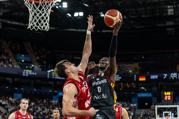 Basketball Hamburg 22.08.2026 Turkish Airlines Supercup 2026 Finale Deutschland (GER) - Kroatien (CRO) Isaac Bonga (Deutschland, No.00) Ivica Zubac (Kroatien, No.40) *** Basketball Hamburg, August 22, 2026 Turkish Airlines Supercup 2026 Final Germany (GER) vs. Croatia (CRO) Isaac Bonga (Germany, No. 00) Ivica Zubac (Croatia, No. 40)