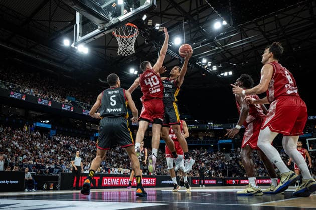 Basketball Hamburg 22.08.2026 Turkish Airlines Supercup 2026 Finale Deutschland (GER) - Kroatien (CRO) Oscar da Silva (Deutschland, No.01) Ivica Zubac (Kroatien, No.40) *** Basketball Hamburg, August 22, 2026 Turkish Airlines Supercup 2026 Final Germany GER vs. Croatia CRO Oscar da Silva (Germany, No. 01) vs. Ivica Zubac (Croatia, No. 40)