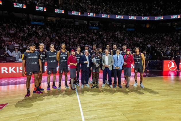 Basketball Hamburg 22.08.2026 Turkish Airlines Supercup 2026 Finale Deutschland (GER) - Kroatien (CRO) Siegerehrung Deutschland gewinnt den Supercup Dennis Schröder Schroeder (Deutschland, No.17) Schröder Schroder Ingo Weiss Sponsorenvertreter *** Basketball Hamburg, August 22, 2026 Turkish Airlines Supercup 2026 Final Germany (GER) vs. Croatia (CRO) Award Ceremony: Germany Wins the Supercup Dennis Schröder (Schroeder), Germany, No. 17 Schröder (Schroder) Ingo Weiss, sponsor representative
