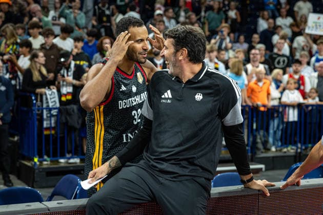Basketball Hamburg 22.08.2026 Turkish Airlines Supercup 2026 Finale Deutschland (GER) - Kroatien (CRO) Alex Mumbru (Deutschland, Bundestrainer) Johannes Thiemann (Deutschland, No.32) *** Basketball Hamburg, August 22, 2026 Turkish Airlines Supercup 2026 Final: Germany (GER) vs. Croatia (CRO) Alex Mumbru (Germany), National Team Coach Johannes Thiemann (Germany), No. 32