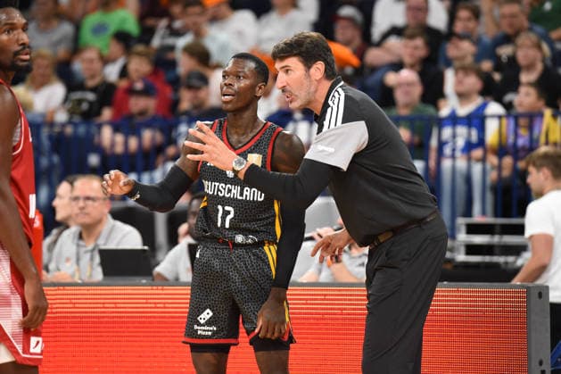 Basketball, Turkish Airlines Supercup 2026, Türkei - Kroatien, Barclays Arena (Hamburg), 22.08.2026, Finale Alex Mumbru (DEUTSCHLAND, Cheftrainer Bundestrainer) gibt Dennis Schröder ( 17, DEUTSCHLAND, Teamkapitän, Point Guard, Cleveland Cavaliers) Anweisungen fürs Spiel Hamburg Deutschland *** Basketball, Turkish Airlines Super Cup 2026, Turkey vs. Croatia, Barclays Arena Hamburg, August 22, 2026, Final: Alex Mumbru (GERMANY), head coach of the German national team, gives Dennis Schröder (GERMANY), team captain and point guard for the Cleveland Cavaliers, instructions for the game in Hamburg, Germany