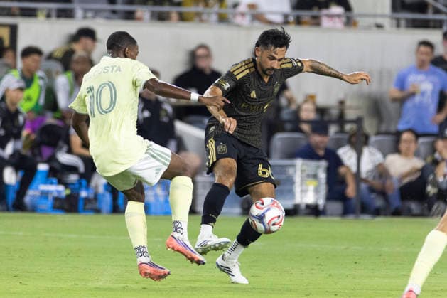 August 22, 2026, Los Angeles, California, USA: Los Angeles FC midfielder Mathieu Choiniere (66) and Portland Timbers midfielder David Da Costa (10) in actions against during an MLS, Fussball Herren, USA soccer game on Saturday, Aug. 22, 2026 in Los Angeles. Los Angeles USA - ZUMAc68_ 20260822_zaf_c68_204 Copyright: xRingoxChiux