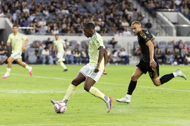 August 22, 2026, Los Angeles, California, USA: Portland Timbers midfielder David Da Costa (10) and Los Angeles FC defender Ryan Porteous (5) in actions during an MLS, Fussball Herren, USA soccer game on Saturday, Aug. 22, 2026 in Los Angeles. Los Angeles USA - ZUMAc68_ 20260822_zaf_c68_205 Copyright: xRingoxChiux
