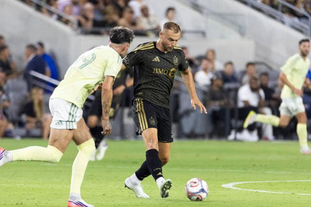 August 22, 2026, Los Angeles, California, USA: Los Angeles FC defender Ryan Porteous (5) in actions against Portland Timbers during an MLS, Fussball Herren, USA soccer game on Saturday, Aug. 22, 2026 in Los Angeles. Los Angeles USA - ZUMAc68_ 20260822_zaf_c68_199 Copyright: xRingoxChiux