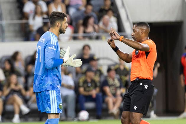 August 22, 2026, Los Angeles, California, USA: Portland Timbers goalkeeper James Pantemis (41) talks with referee during an MLS, Fussball Herren, USA soccer game against the Los Angeles FC on Saturday, Aug. 22, 2026 in Los Angeles. Los Angeles USA - ZUMAc68_ 20260822_zaf_c68_201 Copyright: xRingoxChiux