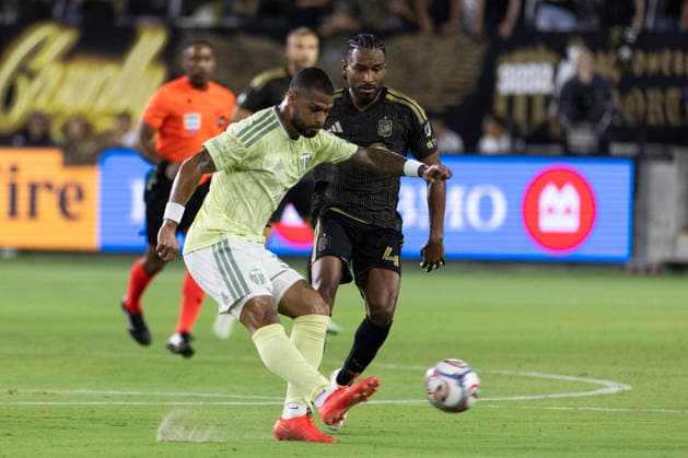 August 22, 2026, Los Angeles, California, USA: Portland Timbers midfielder Jose Caicedo (30) and Los Angeles FC defender Eddie Segura (4) in actions during an MLS, Fussball Herren, USA soccer game on Saturday, Aug. 22, 2026 in Los Angeles. Los Angeles USA - ZUMAc68_ 20260822_zaf_c68_196 Copyright: xRingoxChiux