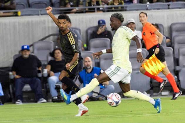 August 22, 2026, Los Angeles, California, USA: Los Angeles FC midfielder Timothy Tillman (11) and Portland Timbers defender Jimer Fory (27) in actions during an MLS, Fussball Herren, USA soccer game on Saturday, Aug. 22, 2026 in Los Angeles. Los Angeles USA - ZUMAc68_ 20260822_zaf_c68_198 Copyright: xRingoxChiux