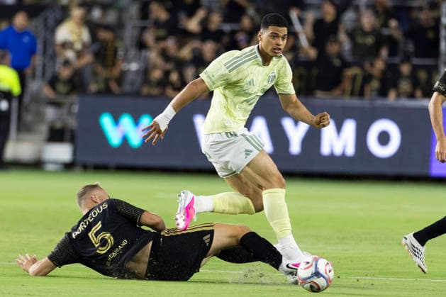 August 22, 2026, Los Angeles, California, USA: Los Angeles FC defender Ryan Porteous (5) and Portland Timbers forward Kevin Kelsy (19) in actions during an MLS, Fussball Herren, USA soccer game on Saturday, Aug. 22, 2026 in Los Angeles. Los Angeles USA - ZUMAc68_ 20260822_zaf_c68_184 Copyright: xRingoxChiux