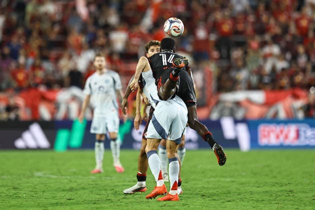 MLS, Fussball Herren, USA New York Red Bulls Vs. Chicago Fire FC New York Red Bulls defender Julian Bazan 14 leaps for a ball landing on the back of Chicago Fire FC forward Robert Lewandowski 9 during a Major League Soccer match at Sports Illustrated Stadium in Harrison, on August 22, 2026. Harrison N.J. United States  Copyright: xGordonxDonovanx originalFilename:donovan-mlsnewyo260822_np618.jpg