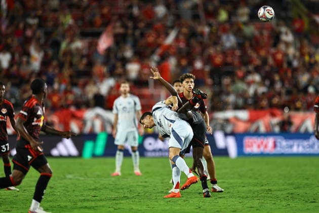 MLS, Fussball Herren, USA New York Red Bulls Vs. Chicago Fire FC New York Red Bulls defender Julian Bazan 14 leaps for a ball landing on the back of Chicago Fire FC forward Robert Lewandowski 9 during a Major League Soccer match at Sports Illustrated Stadium in Harrison, on August 22, 2026. Harrison N.J. United States  Copyright: xGordonxDonovanx originalFilename:donovan-mlsnewyo260822_npCmJ.jpg