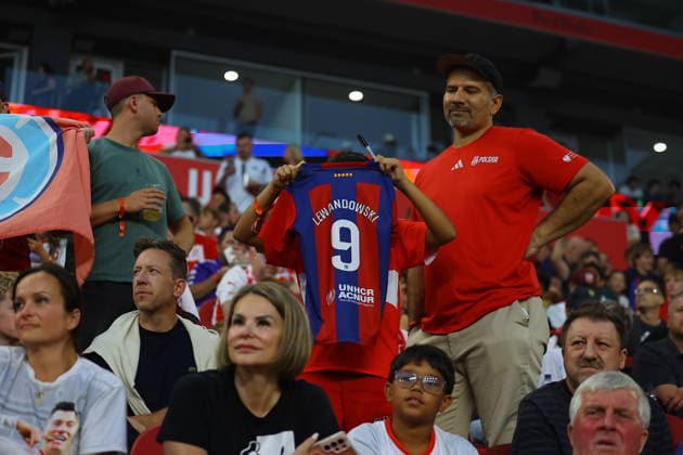 MLS, Fussball Herren, USA New York Red Bulls Vs. Chicago Fire FC Chicago Fire FC forward Robert Lewandowski 9 is cheered by fans before the Major League Soccer match against the New York Red Bulls at Sports Illustrated Stadium in Harrison, on August 22, 2026. Harrison N.J. United States  Copyright: xGordonxDonovanx originalFilename:donovan-mlsnewyo260822_npkdr.jpg