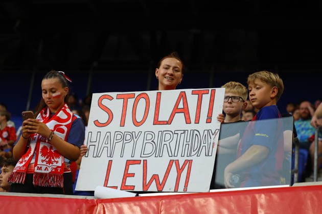 MLS, Fussball Herren, USA New York Red Bulls Vs. Chicago Fire FC Fans hold signs for Chicago Fire FC forward Robert Lewandowski 9 before the Major League Soccer match against the New York Red Bulls at Sports Illustrated Stadium in Harrison, on August 22, 2026. Harrison N.J. United States  Copyright: xGordonxDonovanx originalFilename:donovan-mlsnewyo260822_npMcw.jpg