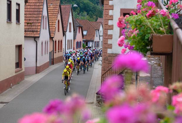 Das Peloton verlässt Herxheim durch kleine Dörfer am Streckenrand. *** The peloton leaves Herxheim, passing through small villages along the route