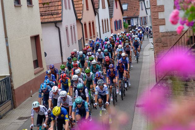 Das Peloton verlässt Herxheim durch kleine Dörfer am Streckenrand. *** The peloton leaves Herxheim, passing through small villages along the route