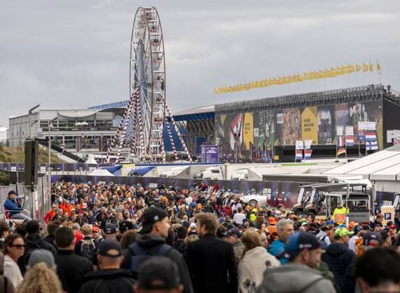 ZANDVOORT - Fans arrive at the circuit ahead of the Dutch F1 Grand Prix at the Zandvoort Circuit. REMKO DE WAAL ANP xVIxANPxSportx xxANPxIVx 566086103 originalFilename: 566086103.jpg