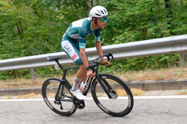 Am Rotsteig lancieren Nils Politt und Vegard Stake Laengen (UAE Emirates XRG) die Attacke von Del Toro. *** On the Rotsteig, Nils Politt and Vegard Stake Laengen of UAE Emirates XRG launch the attack led by Del Toro