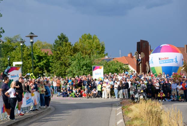 Bei der Zielankunft in Bad Dürkheim säumen begeisterte Zuschauer den Strassenrand. *** As the race reaches the finish line in Bad Dürkheim, enthusiastic spectators line the streets