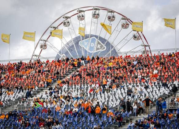 ZANDVOORT - Spectators in the stands ahead of the Dutch F1 Grand Prix at the Zandvoort Circuit. SEM VAN DER WAL ANP xVIxANPxSportx xxANPxIVx 566086362 originalFilename: 566086362.jpg