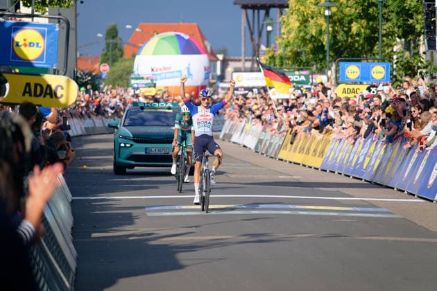 Die Etappe gewinnt Giulio Pellizzari vor Isaac del Toro. *** Giulio Pellizzari wins the stage ahead of Isaac del Toro