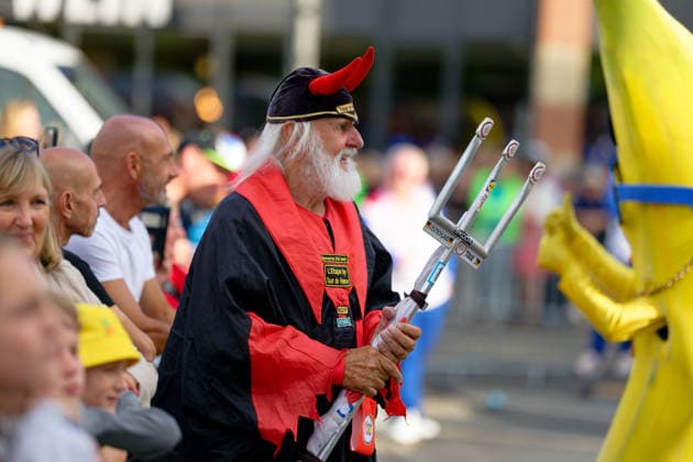 Der Tourteufel Didi Senft im Ziel. *** Didi Senft, the Tour Devil, Crosses the Finish Line
