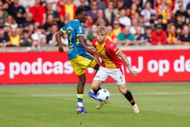 DEVENTER , 23-08-2026 , Stadium De Adelaarshorst , season 2026 2027 , Dutch Eredivisie football . match between Go Ahead Eagles and ADO Den Haag, Picture shows ADO Den Haag player Othniel Raterink, Go Ahead Eagles player Erik Flataker Go Ahead Eagles - ADO  x205968697x Copyright: