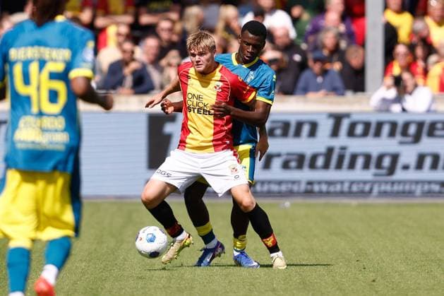 DEVENTER , 23-08-2026 , Stadium De Adelaarshorst , season 2026 2027 , Dutch Eredivisie football . match between Go Ahead Eagles and ADO Den Haag, Picture shows Go Ahead Eagles player Erik Flataker, ADO Den Haag player Othniel Raterink Go Ahead Eagles - ADO  x205969035x Copyright: