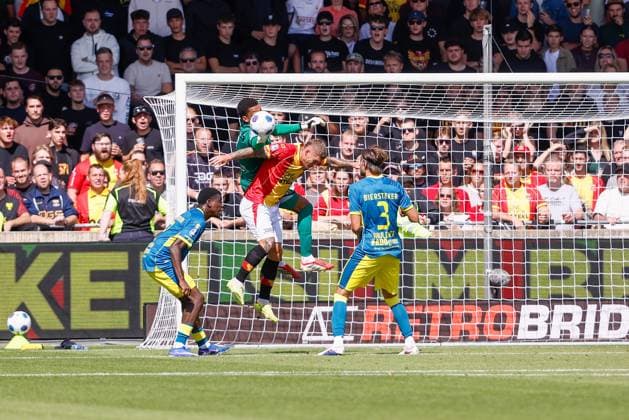 DEVENTER , 23-08-2026 , Stadium De Adelaarshorst , season 2026 2027 , Dutch Eredivisie football . match between Go Ahead Eagles and ADO Den Haag, Picture shows ADO Den Haag goalkeeper Killian Nikiema, Go Ahead Eagles player Victor Edvardsen Go Ahead Eagles - ADO  x205969207x Copyright: