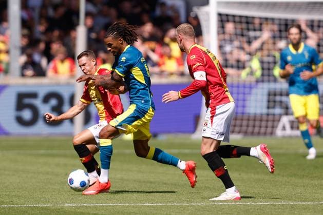 DEVENTER , 23-08-2026 , Stadium De Adelaarshorst , season 2026 2027 , Dutch Eredivisie football . match between Go Ahead Eagles and ADO Den Haag, Picture shows Go Ahead Eagles player Erik Flataker, ADO Den Haag player Yannick Eduardo Go Ahead Eagles - ADO  x205969392x Copyright: