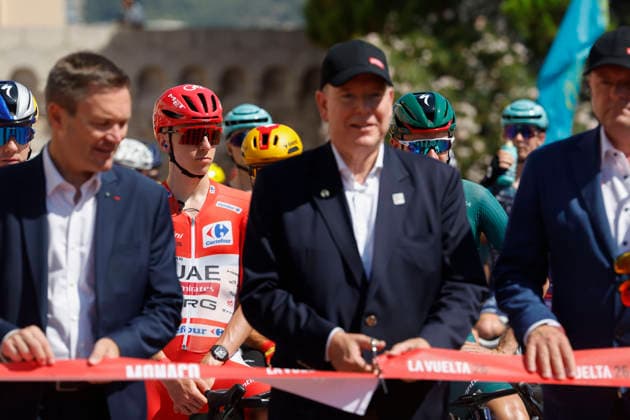 Cyclists stand behind General Coordinator of the Vuelta in Monaco Gary Verity (L), Prince Albert II of Monaco (C) and President of the International Cycling Union David Lappartient (R) as they cut a ribbon ahead of the second stage of La Vuelta a Espana cycling tour, in Monaco, 23 August 2026. The second stage covers 214.3 km between Monaco and French town of Manosque. Second stage of La Vuelta cycling tour !ACHTUNG: NUR REDAKTIONELLE NUTZUNG!  Copyright: xJavierxLizonx GRAF3550 20260823-55021207381_1