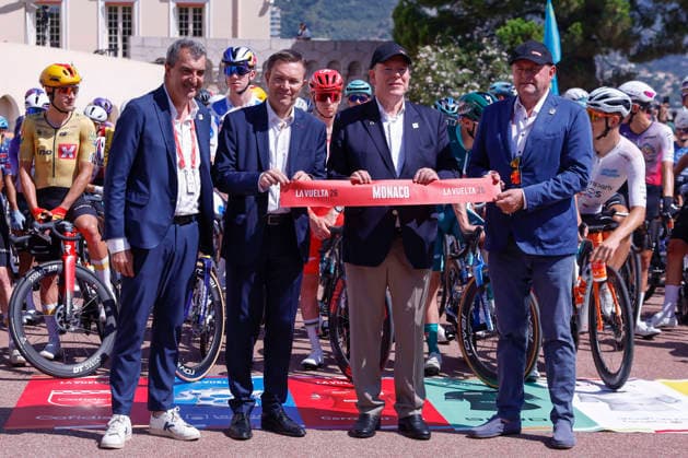 La Vuelta Director, Javier Guillen (L); General Coordinator of the Vuelta in Monaco Gary Verity (2L), Prince Albert II of Monaco (2R) and President of the International Cycling Union David Lappartient (R) pose for photographers ahead of the second stage of La Vuelta a Espana cycling tour, in Monaco, 23 August 2026. The second stage covers 214.3 km between Monaco and French town of Manosque. Second stage of La Vuelta cycling tour !ACHTUNG: NUR REDAKTIONELLE NUTZUNG!  Copyright: xJavierxLizonx GRAF3551 20260823-55021207385_1