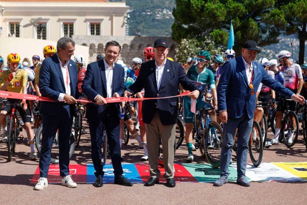 La Vuelta Director, Javier Guillen (L); General Coordinator of the Vuelta in Monaco Gary Verity (2L), Prince Albert II of Monaco (2R) and President of the International Cycling Union David Lappartient (R) cut the ribbon shortly before the second stage of La Vuelta a Espana cycling tour, in Monaco, 23 August 2026. The second stage covers 214.3 km between Monaco and French town of Manosque. Second stage of La Vuelta cycling tour !ACHTUNG: NUR REDAKTIONELLE NUTZUNG!  Copyright: xJavierxLizonx GRAF3553 20260823-55021207389_1