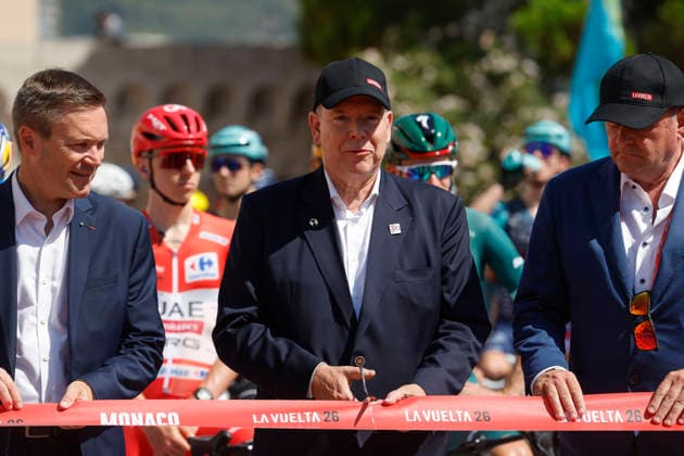 (From left) General Coordinator of the Vuelta in Monaco Gary Verity:Prince Albert II of Monaco and President of the International Cycling Union David Lappartient cut the ribbon shortly before the second stage of La Vuelta a Espana cycling tour, in Monaco, 23 August 2026. The second stage covers 214.3 km between Monaco and French town of Manosque. Second stage of La Vuelta cycling tour !ACHTUNG: NUR REDAKTIONELLE NUTZUNG!  Copyright: xJavierxLizonx GRAF3556 20260823-55021207396_1