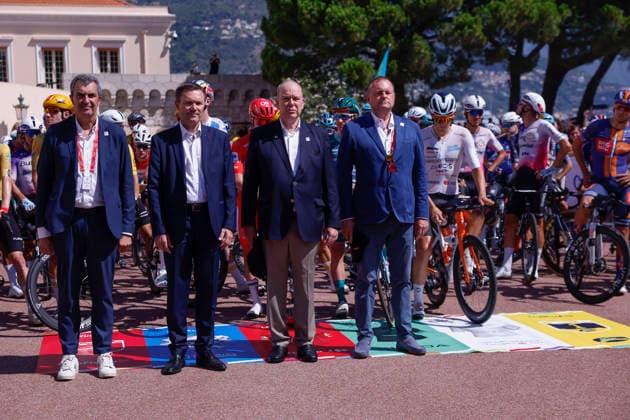La Vuelta Director, Javier Guillen (L); General Coordinator of the Vuelta in Monaco Gary Verity (2L), Prince Albert II of Monaco (2R) and President of the International Cycling Union David Lappartient (R) pose for photographers ahead of the second stage of La Vuelta a Espana cycling tour, in Monaco, 23 August 2026. The second stage covers 214.3 km between Monaco and French town of Manosque. Second stage of La Vuelta cycling tour !ACHTUNG: NUR REDAKTIONELLE NUTZUNG!  Copyright: xJavierxLizonx GRAF3557 20260823-55021207397_1