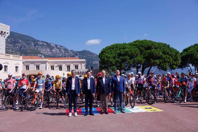La Vuelta Director, Javier Guillen (L); General Coordinator of the Vuelta in Monaco Gary Verity (2L), Prince Albert II of Monaco (2R) and President of the International Cycling Union David Lappartient (R) pose for photographers ahead of the second stage of La Vuelta a Espana cycling tour, in Monaco, 23 August 2026. The second stage covers 214.3 km between Monaco and French town of Manosque. Second stage of La Vuelta cycling tour !ACHTUNG: NUR REDAKTIONELLE NUTZUNG!  Copyright: xJavierxLizonx GRAF3560 20260823-55021207405_1