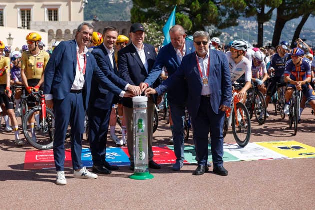 La Vuelta Director, Javier Guillen (L); General Coordinator of the Vuelta in Monaco Gary Verity (2L), Prince Albert II of Monaco (C) and President of the International Cycling Union David Lappartient (2R) and Ecopilas President, Jose Perez Garcia (R), pose for photographers ahead of the second stage of La Vuelta a Espana cycling tour, in Monaco, 23 August 2026. The second stage covers 214.3 km between Monaco and French town of Manosque. Second stage of La Vuelta cycling tour !ACHTUNG: NUR REDAKTIONELLE NUTZUNG!  Copyright: xJavierxLizonx GRAF3558 20260823-55021207412_1