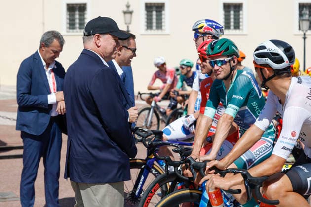 Albert II of Monaco (L, front) chats with some cyclists shortly before the starting of the second stage of La Vuelta a Espana cycling tour, in Monaco, 23 August 2026. The second stage covers 214.3 km between Monaco and French town of Manosque. Second stage of La Vuelta cycling tour !ACHTUNG: NUR REDAKTIONELLE NUTZUNG!  Copyright: xJavierxLizonx GRAF3555 20260823-55021207415_1