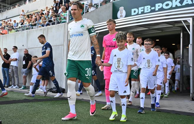23.08.2026 - Fussball - Saison 2026 2027 - DFB Pokal Vereinspokal - 01. Runde: SpVgg Greuther Fürth ( Kleeblatt ) - VfL Bochum - Sportfoto Zink - xwoxzix - regulations prohibit any use of photographs as image sequences and or quasi-video - Felix Klaus (30, SpVgg Greuther Fürth ) und Mannschaft Team läuft ein *** August 23, 2026 Soccer Season 2026–2027 DFB Cup Club Cup First Round SpVgg Greuther Fürth Kleeblatt vs. VfL Bochum Sports photo by Zink xwoxzix; regulations prohibit any use of photographs as image sequences and or quasi-video. Felix Klaus 30, SpVgg Greuther Fürth and the team running onto the field