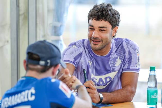 GER, Sinsheim, TSG Hoffenheim Saisoneröffnung, Fussball, DFB, Spielzeit 2026 2027, SNP Arena im Bild: Ozan Kabak (TSG Hoffenheim) bei der Fan Autogrammstunde DFB DFL REGULATIONS PROHIBIT ANY USE OF PHOTOGRAPHS AS IMAGE SEQUENCES AND OR QUASI-VIDEO, 23.08.2026 *** GER, Sinsheim, TSG Hoffenheim Season Opener, Soccer, DFB, 2026–2027 Season, SNP Arena: Ozan Kabak of TSG Hoffenheim at the fan autograph session. DFB and DFL regulations prohibit any use of photographs as image sequences and or quasi-video. August 23, 2026 Copyright: HMBxMedia HendrikxHamelau