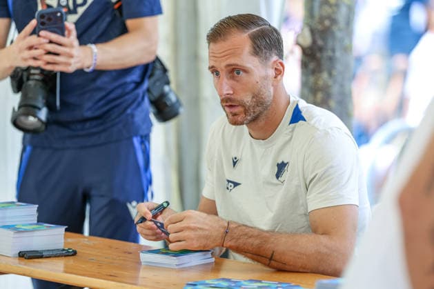 GER, Sinsheim, TSG Hoffenheim Saisoneröffnung, Fussball, DFB, Spielzeit 2026 2027, SNP Arena im Bild: Oliver Baumann (TSG Hoffenheim) bei der Fan Autogrammstunde DFB DFL REGULATIONS PROHIBIT ANY USE OF PHOTOGRAPHS AS IMAGE SEQUENCES AND OR QUASI-VIDEO, 23.08.2026 *** GER, Sinsheim, TSG Hoffenheim Season Opener, Soccer, DFB, 2026–2027 Season, SNP Arena: Photo of Oliver Baumann of TSG Hoffenheim at the fan autograph session. DFB and DFL regulations prohibit any use of photographs as image sequences and or quasi-video. August 23, 2026 Copyright: HMBxMedia HendrikxHamelau