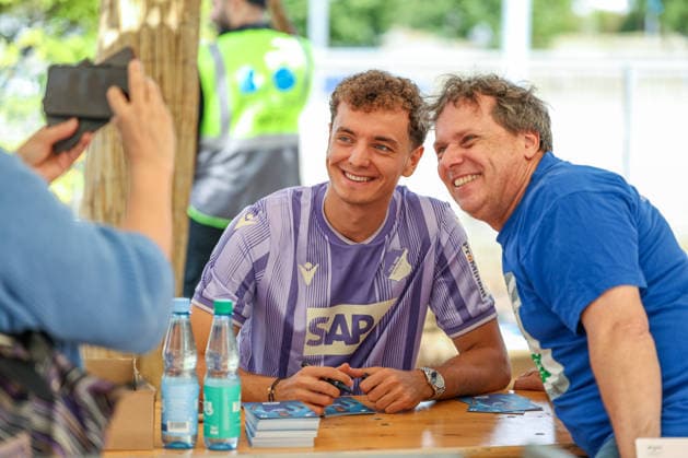 GER, Sinsheim, TSG Hoffenheim Saisoneröffnung, Fussball, DFB, Spielzeit 2026 2027, SNP Arena im Bild: Fisnik Asllani (TSG Hoffenheim) bei der Fan Autogrammstunde DFB DFL REGULATIONS PROHIBIT ANY USE OF PHOTOGRAPHS AS IMAGE SEQUENCES AND OR QUASI-VIDEO, 23.08.2026 *** GER, Sinsheim, TSG Hoffenheim Season Opener, Soccer, DFB, 2026–2027 Season, SNP Arena: Fisnik Asllani of TSG Hoffenheim at the fan autograph session. DFB and DFL regulations prohibit any use of photographs as image sequences and or quasi-video. August 23, 2026 Copyright: HMBxMedia HendrikxHamelau
