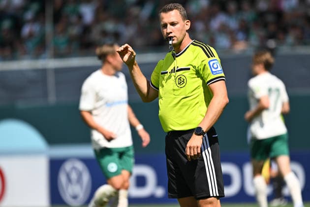 23.08.2026 - Fussball - Saison 2026 2027 - DFB Pokal Vereinspokal - 01. Runde: SpVgg Greuther Fürth ( Kleeblatt ) - VfL Bochum - Sportfoto Zink - xwoxzix - regulations prohibit any use of photographs as image sequences and or quasi-video - Florian Lechner (Schiedsrichter) *** August 23, 2026 Soccer Season 2026–2027 DFB Cup Club Cup Round 1 SpVgg Greuther Fürth Kleeblatt vs. VfL Bochum Sports photo by Zink xwoxzix; regulations prohibit any use of photographs as image sequences and or quasi-video. Florian Lechner Referee