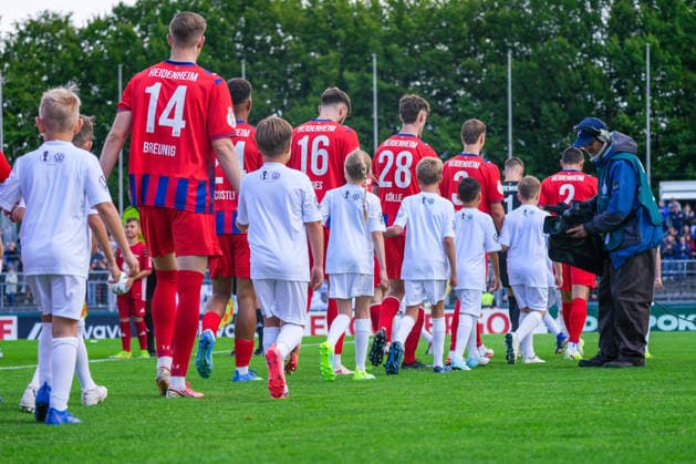 Einlauf 1. FC Heidenheim, Deutschland: Fussball, DFB Pokal, Saison 2026 27, 1. Runde, 23.08.2026, SSV Jeddeloh II vs 1. FC Heidenheim, Marschweg-Stadion (Oldenburg, Niedersachsen) *** Preview: 1 FC Heidenheim, German Soccer, DFB Cup, 2026–27 Season, First Round, August 23, 2026, SSV Jeddeloh II vs. 1 FC Heidenheim, Marschweg Stadium, Oldenburg, Lower Saxony Copyright: xLeonxFrickx