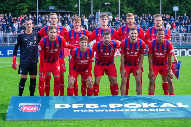 Mannschaftsfoto Heidenheim vor dem Spiel, Deutschland: Fussball, DFB Pokal, Saison 2026 27, 1. Runde, 23.08.2026, SSV Jeddeloh II vs 1. FC Heidenheim, Marschweg-Stadion (Oldenburg, Niedersachsen) *** Heidenheim team photo before the game, German soccer, DFB Cup, 2026–27 season, First Round, August 23, 2026, SSV Jeddeloh II vs. 1. FC Heidenheim, Marschweg Stadium, Oldenburg, Lower Saxony Copyright: xLeonxFrickx