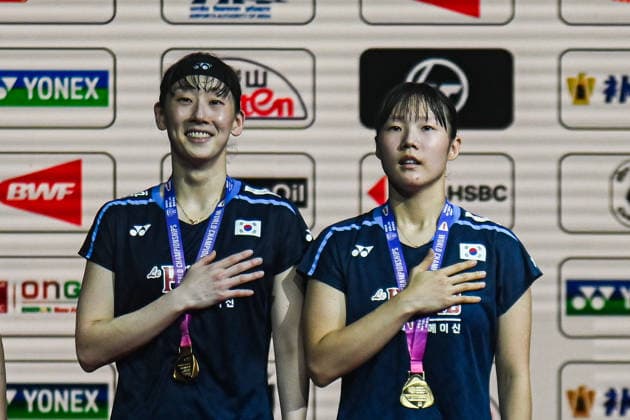 India BWF Championships 2026 South Korea s Baek Ha Na and Lee So Hee stand on the podium after winning the match against China s Liu Sheng Shu and Tan Ning during the Women s Doubles Finals of the BWF World Championships 2026 in New Delhi, India, on August 23, 2026. New Delhi Delhi India  Copyright: xKabirxJhangianix originalFilename:jhangiani-indiabwf260823_np8Xv.jpg