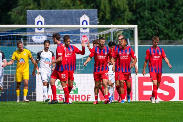 Heidenheim bejubelt den Treffer zum 0:1 durch Yannik Wagner (1. FC Heidenheim, 38), Freude, Jubel, Emotionen, Deutschland: Fussball, DFB Pokal, Saison 2026 27, 1. Runde, 23.08.2026, SSV Jeddeloh II vs 1. FC Heidenheim, Marschweg-Stadion (Oldenburg, Niedersachsen) *** Heidenheim celebrates Yannik Wagner s goal to make it 0–1. 1 FC Heidenheim, 38, joy, celebration, emotions, German soccer, DFB Cup, 2026–27 season, First Round, August 23, 2026, SSV Jeddeloh II vs. 1 FC Heidenheim, Marschweg Stadium, Oldenburg, Lower Saxony Copyright: xLeonxFrickx