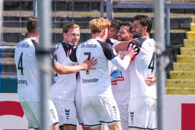 SSV Jeddeloh II bejubelt das Tor zum 1:1 durch Kamer Krasniqi (SSV Jeddeloh II, 10), Freude, Emotionen, Torjubel, Deutschland: Fussball, DFB Pokal, Saison 2026 27, 1. Runde, 23.08.2026, SSV Jeddeloh II vs 1. FC Heidenheim, Marschweg-Stadion (Oldenburg, Niedersachsen) *** SSV Jeddeloh II celebrates Kamer Krasniqi s goal to tie the game at 1–1. SSV Jeddeloh II, 10, joy, emotions, goal celebration, German soccer, DFB Cup, 2026–27 season, Round 1, August 23, 2026, SSV Jeddeloh II vs. 1 FC Heidenheim, Marschweg Stadium, Oldenburg, Lower Saxony Copyright: xLeonxFrickx