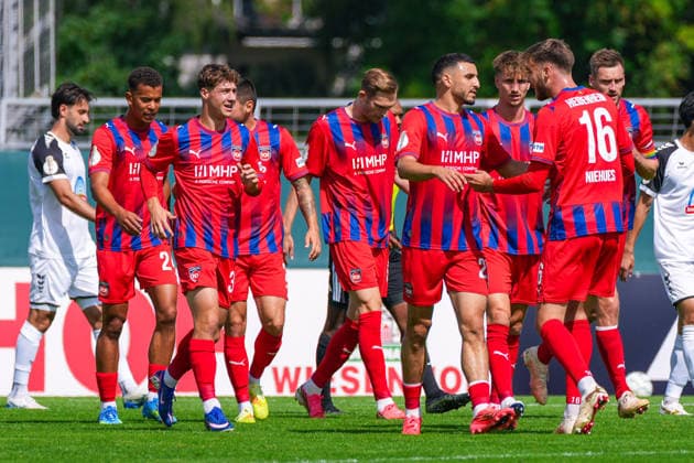 Heidenheim bejubelt den Treffer zum 0:1 durch Yannik Wagner (1. FC Heidenheim, 38), Freude, Jubel, Emotionen, Deutschland: Fussball, DFB Pokal, Saison 2026 27, 1. Runde, 23.08.2026, SSV Jeddeloh II vs 1. FC Heidenheim, Marschweg-Stadion (Oldenburg, Niedersachsen) *** Heidenheim celebrates Yannik Wagner s goal to make it 0–1; 1 FC Heidenheim, 38, joy, celebration, emotions, German soccer, DFB Cup, 2026–27 season, First Round, August 23, 2026, SSV Jeddeloh II vs. 1 FC Heidenheim, Marschweg Stadium, Oldenburg, Lower Saxony Copyright: xLeonxFrickx