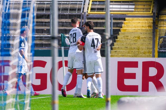 SSV Jeddeloh II bejubelt das Tor zum 1:1 durch Kamer Krasniqi (SSV Jeddeloh II, 10), Freude, Emotionen, Torjubel, Deutschland: Fussball, DFB Pokal, Saison 2026 27, 1. Runde, 23.08.2026, SSV Jeddeloh II vs 1. FC Heidenheim, Marschweg-Stadion (Oldenburg, Niedersachsen) *** SSV Jeddeloh II celebrates Kamer Krasniqi s goal to tie the game at 1–1. SSV Jeddeloh II, 10, joy, emotions, goal celebration, German soccer, DFB Cup, 2026–27 season, Round 1, August 23, 2026, SSV Jeddeloh II vs. 1. FC Heidenheim, Marschweg Stadium, Oldenburg, Lower Saxony Copyright: xLeonxFrickx