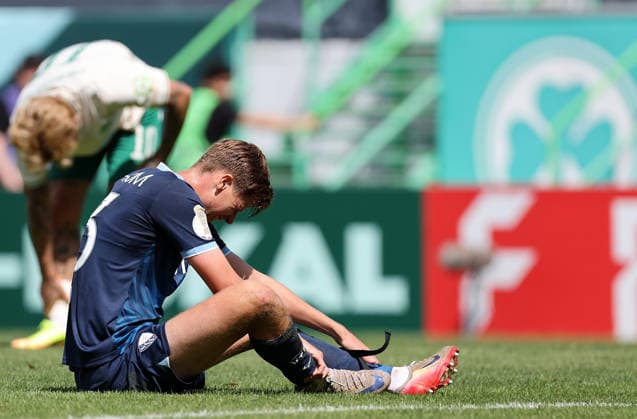 Olsen Oliver Verletzung , DFB Pokal , Greuther Fürth-VfL Bochum , , Fußball , in dem Sportpark Ronhof Stadion in Fürth , Bayern , Deutschland . August 23 , 2026 . Photo by: Davide Elias IPA Photo Pressefoto DENL Copyright: xDavidexEliasx